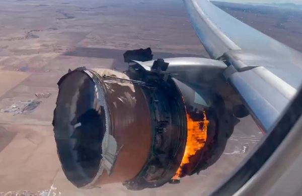<br />
Двигатель пассажирского Boeing 777 загорелся во время полета: видео<br />

