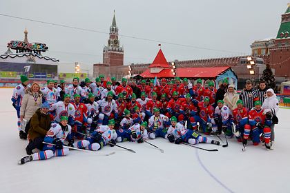 Российские школьники сыграли в хоккей в поддержку ветеранов