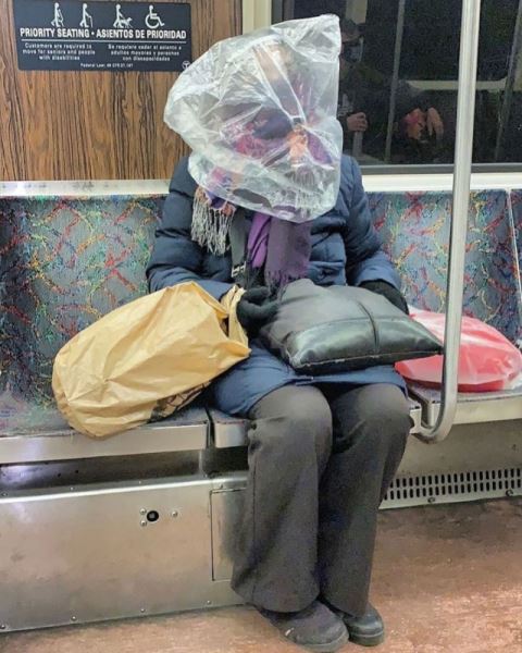 Странные и неожиданные пассажиры метро (23 фото)