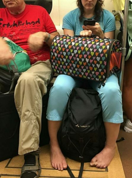 Странные и неожиданные пассажиры метро (29 фото)