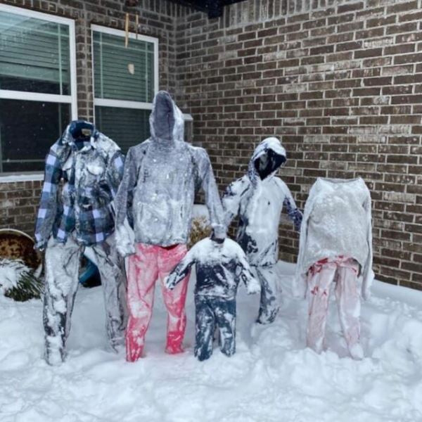 Зимняя забава-2021: замёрзшие брюки и другая одежда на снегу (27 фото)