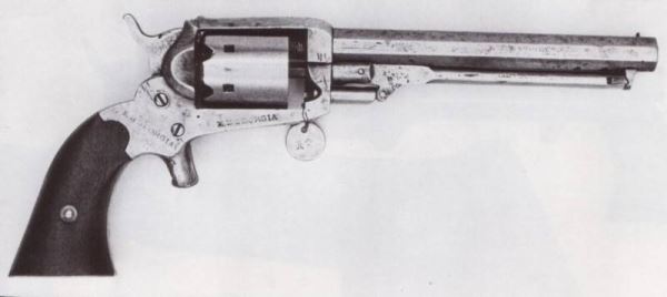 Кофер: человек, револьвер, винтовка