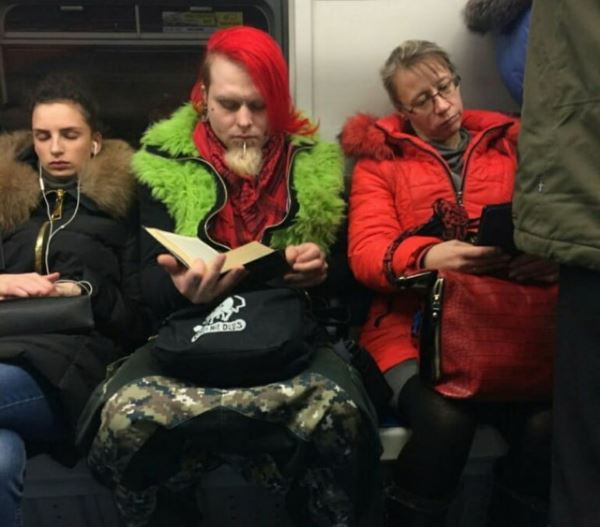 Странные и неожиданные пассажиры метро (26 фото)