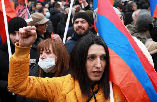 <br />
Противники Пашиняна перекрыли ряд улиц в Ереване<br />
